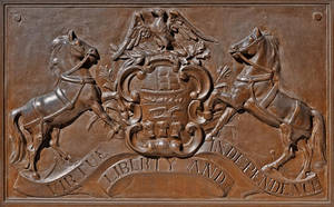 青銅浮雕，有兩匹馬、鷹、盾牌和格言 virtue liberty and independence