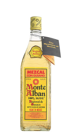 一瓶帶有龍舌蘭蟲和黃色標籤的Monte Alban梅斯卡爾酒。