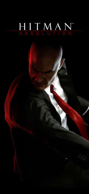 《Hitman Absolution》遊戲封面， featuring 一名光頭刺客身穿黑色西裝和紅色領帶。 — iPhone 15 Pro 壁紙