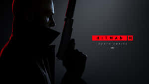 Hitman III 遊戲封面，展示一個陰暗的刺客手持手槍，帶有紅色文字。