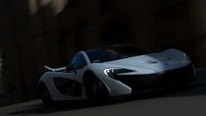 銀色McLaren P1在夜間穿過黑暗的城市隧道。 — 4K 法拉利 壁紙