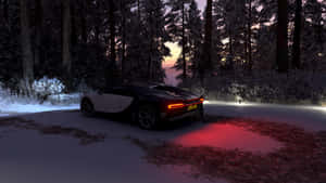 白色跑車在積雪的森林道路上亮著紅色尾燈。 — 極限競速：地平線4 壁紙