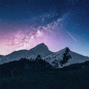 流星和銀河下的雪山星空