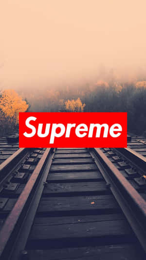 鐵路軌道延伸進霧氣瀰漫的秋林，並疊加了一個紅色Supreme標誌。