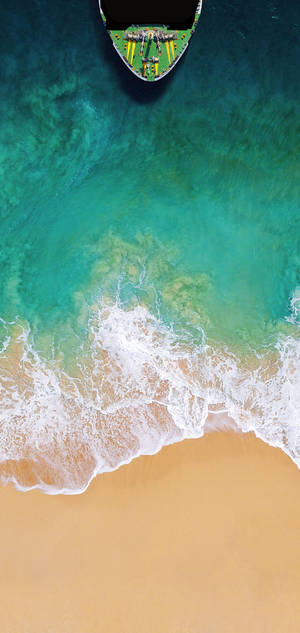 4K iPhone 船隻駛近海灘空中俯瞰