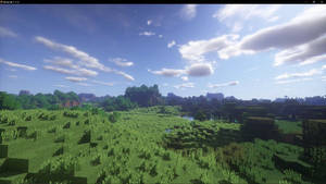 Minecraft草原，有樹木同山丘，喺有雲嘅藍天之下。