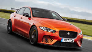 橙色Jaguar XE SV Project 8在賽道上疾馳，背景模糊。 — 4K 法拉利 壁紙