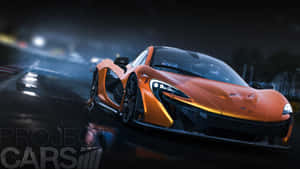 橙色McLaren跑車在潮濕的夜間賽道上漂移，燈光閃爍。 — 4K 法拉利 壁紙
