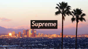 Supreme 標誌在日落時分的城市天際線上，伴隨棕櫚樹和山脈。
