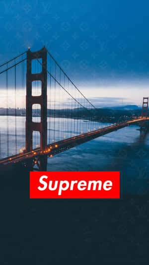 黃昏時分的金門大橋，閃爍的燈光，紅色Supreme標誌疊加。