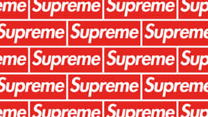牆紙上重複出現紅色和白色的Supreme標誌，形成網格圖案。