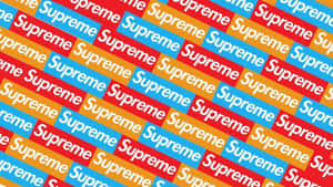 重複的Supreme品牌標誌，位於紅色、藍色和橙色方塊中。