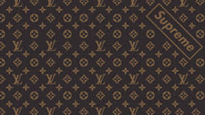 深棕色牆紙，帶有金色Louis Vuitton monogram和對角線Supreme標誌。