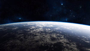 從軌道上看到的地球，黑暗的天空中有雲和星星。