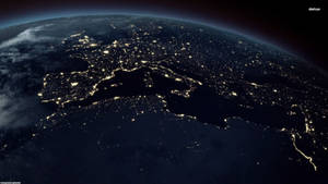 地球夜間衛星圖像，橫跨各大洲的璀璨城市燈光。