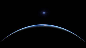 彎曲的地球地平線在黑色太空中發出藍光，上方有一顆明亮的星星。