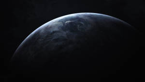 從太空夜間觀看一顆帶有旋轉雲層的黑暗行星。