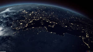 從太空俯瞰地球的夜景，顯示沿著海岸線的城市燈光。 — 天空景觀 壁紙