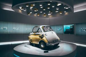 復古金色和白色的BMW Isetta在現代博物館展覽中展示。