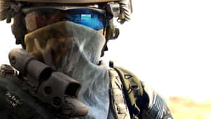 身穿戰鬥裝備的士兵手持帶數碼護目鏡的步槍。