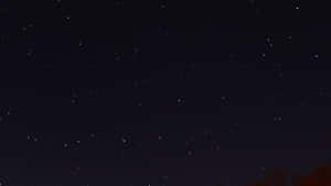 底部有樹木剪影的繁星點點夜空。