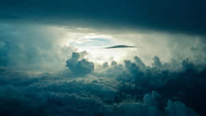 戲劇性的雲景，陽光從上方穿透暴風雲層。 — 雲朵 壁紙
