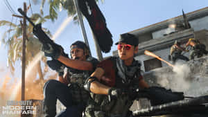 身穿戰鬥裝備的士兵在熱帶戰場上於日落時分開火。 — 使命召喚：現代戰爭 壁紙
