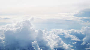 藍天上漂浮的蓬鬆白雲的鳥瞰圖。 — 唯美雲朵動態 壁紙