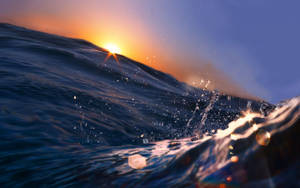夕陽下海浪飛濺，金色光線反射在水滴上。
