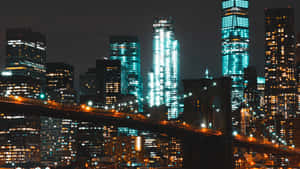 城市天際線的夜景，有明亮的摩天大樓和亮燈的橋樑。