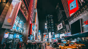 夜晚城市街道，帶有發光廣告牌和黃色的士。
