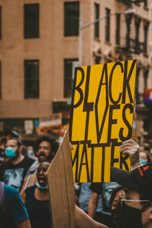 抗議者在城市街道上舉著Black Lives Matter標語牌。