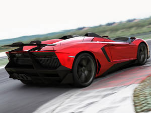 紅色林寶堅尼 Aventador Roadster 在賽道上疾馳，帶有模糊動感。