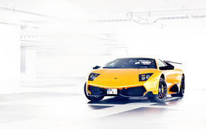 橙色林寶堅尼 Murciélago 在明亮的白色地下停車場。