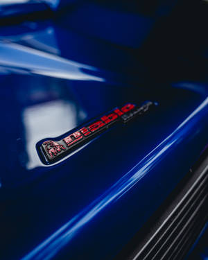 藍色跑車 Diablo 徽章特寫，紅色字樣及公牛標誌。