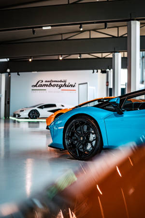 藍色林寶堅尼跑車與其他型號一同展示在豪華車展廳中。
