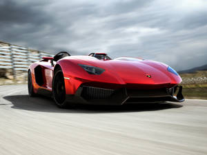 紅色林寶堅尼 Aventador Roadster 在多雲天空下在蜿蜒道路上疾馳。
