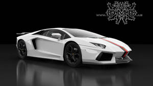 白色林寶堅尼 Aventador 配紅色點綴，置於反光黑色地板上的攝影棚中。