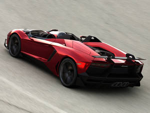 紅色林寶堅尼 Aventador Roadster 在賽道上高速行駛，帶有動態模糊效果。