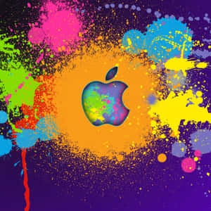 Apple標誌被深色背景上的彩色油漆飛濺包圍。
