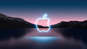 發光Apple標誌在黃昏時分倒映在水上山脈