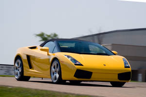 黃色林寶堅尼 Gallardo Spyder 在賽道上疾馳。