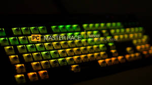 在黑暗環境中帶有PC MASTER RACE文字的發光鍵盤。