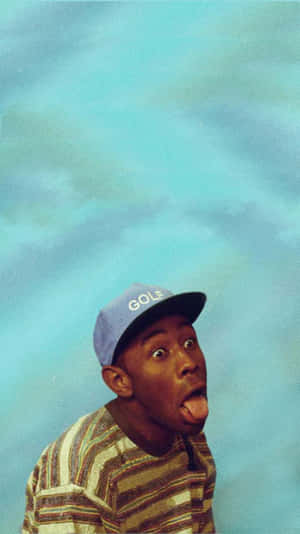 戴帽年輕男子對著藍天伸舌頭 — Tyler the creator GIF 壁紙