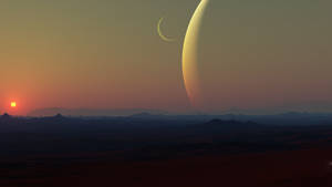 日落時分的外星沙漠景觀，天空中有巨大行星和彎月。