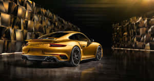 黑暗幾何隧道中的金色保時捷911 Turbo S，帶有戲劇性照明。