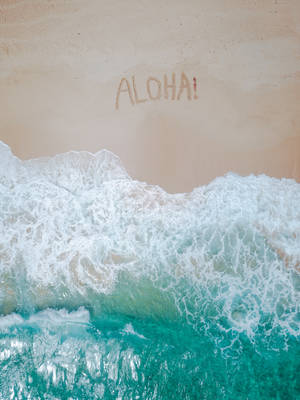 海浪湧入時，沙灘上寫著的Aloha。 — 4K 海灘壁紙