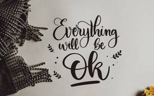 勵志名言 Everything will be Ok 以優雅的黑色字體呈現，配有裝飾葉子和珠飾圍巾。