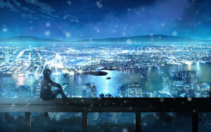 一個人坐在欄杆上觀看雪夜城市的剪影。