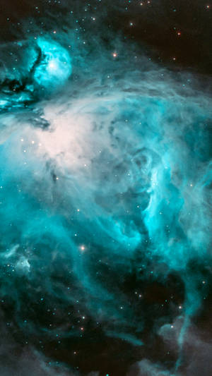在深空中，一個充滿活力的藍綠色星雲，帶有發光的氣體和散落的星星。